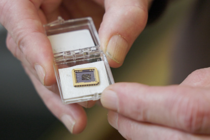 Dispositivo de grafeno cultivado en un chip de sustrato de carburo de silicio.