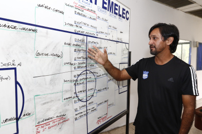 Para el adiestrador, quien trabajó en las formativas de Emelec por 13 años, el presidente del club no tiene un proyecto deportivo y no sabe de fútbol. Además, aseguró que descuidó a los juveniles.