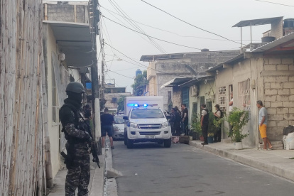 Los vecinos comentaron que una motocicleta, con dos hombres a bordo, serían los verdugos de las cuatro personas.