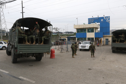 Al Centro de Privación de Libertad zonal 8 ingresaron vehículos militares con personal