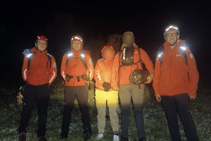 Ayuda. Dos personas extraviadas fueron auxiliadas por los Bomberos de Quito.