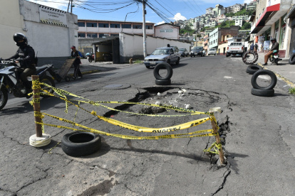 Señales. Los vecinos colocaron llantas para alertar a los conductores de los peligros.