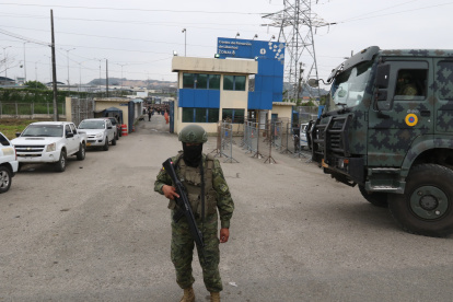 Militares y policías participan de intervención de la cárcel regional, en el noroeste de Guayaquil