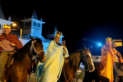 Habitantes de la comunidad personificaron a los reyes magos en una caminata religiosa.