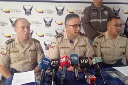 Richard Vaca, comandante de la zona 4, (centro) en rueda de prensa.