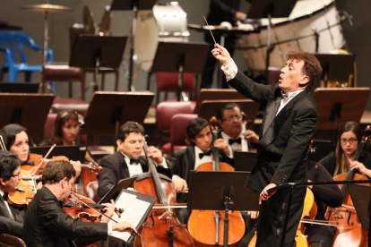 Acto. El grupo prepara un concierto con aire europeo.