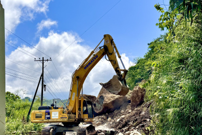 Rocas. Así ha quedado un tramo de la vía, bloqueado al paso vehicular.