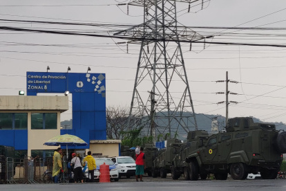 Movimiento de militares entrando en Centro de Privación de libertad zonal 8