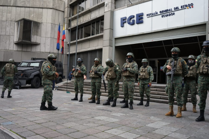 Seguridad. Miembros de Fuerzas Armadas llegaron a la Fiscalía General en la avenida Patria.