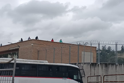 Algunos reos se han posicionado en los techos del centro penitenciario