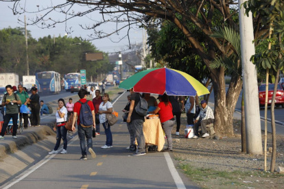 La presencia de comerciantes informales y compradores genera obstrucciones en la ciclorruta de la vía a la costa.