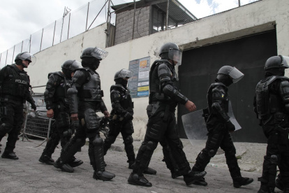 Policías y militares resguardan en las afueras de la cárcel de El Inca por el amontonamiento