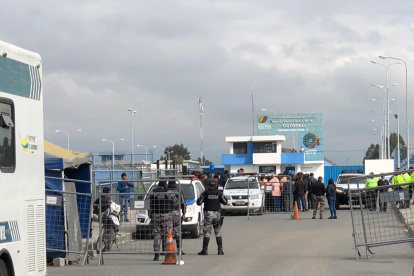 Desde la parte externa del centro penitenciario se pudo observar cómo varios privados de libertad se cruzaban de un lado al otro