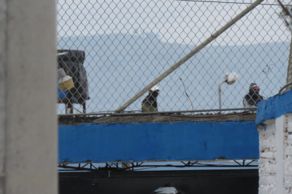 Los reos han subido hasta los techos del centro penitenciario