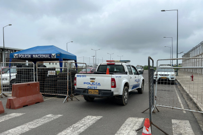 n los exteriores de la cárcel de Machala hay un contingente policial.