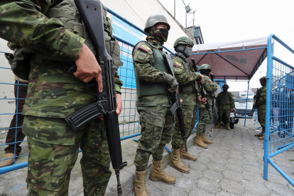 Soldados ecuatorianos prestan guardia en la entrada de la cárcel del Inca tras un amotinamiento de presos hoy, en Quito (Ecuador).