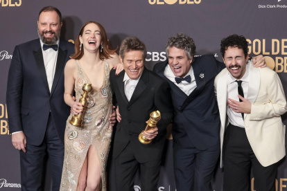Artistas de diversas categorías de cine y televisión reciben Globos de Oro de la Asociación de Prensa Extranjera de Hollywood.