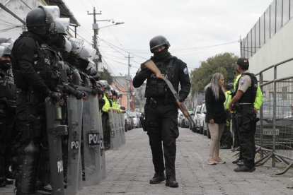 Seguridad. Miembros de la Policía y las Fuerzas Armadas fueron movilizados hasta los centros carcelarios.