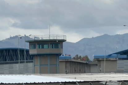 Suceso. Los privados de libertad caminan por los techos de mediana seguridad.