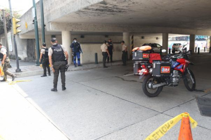 Escena. Javier Rosero fue asesinado al estilo sicariato en su vehículo.