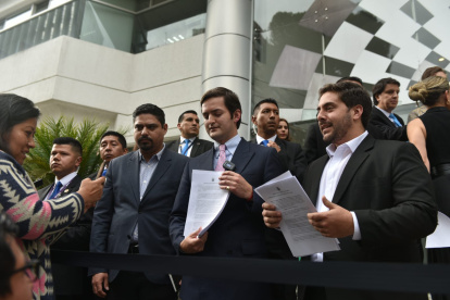 El viceministro Esteban Torres entregó las nuevas preguntas de la consulta popular.