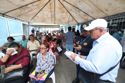 Trámites. Decenas de usuarios, en su mayoría adultos mayores, acuden desde el pasado 2 de enero hacia las oficinas del Municipio de Durán para pagar los impuestos prediales.