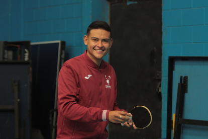 con la chompa del Club Madrid en el que milita en España.