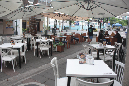 Restaurante. La foto se tomó en el centro de Guayaquil, a las 12:40, hora de almuerzo y había clientes solo en una mesa.