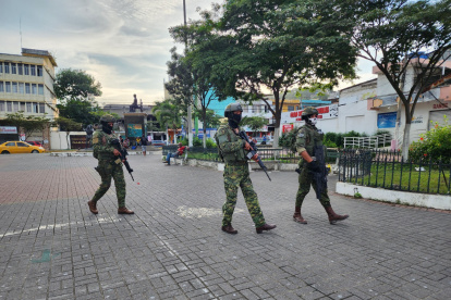 Militares patrullan las calles de Esmeraldas.