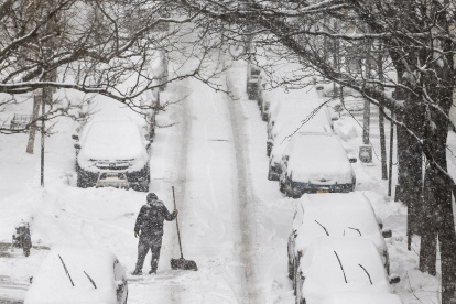 Nueva York. Una persona palea nieve en una tormenta pasada.