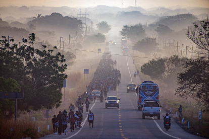 Migrantes caminan durante una caravana que se dirige a la frontera con Estados Unidos este lunes 8 de enero de 2024, en el municipio de Arriaga (México).