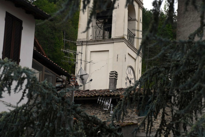 En la imagen de septiembre de 2023, daños visibles en un campanario tras un sismo en Tredozio, Italia, Florencia.
