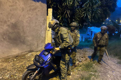 Los militares inspeccionan las calles y los barrios de Esmeraldas.