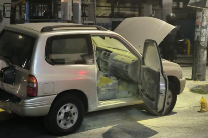 Vehículo incinerado con dos bombonas de gas en su interior.