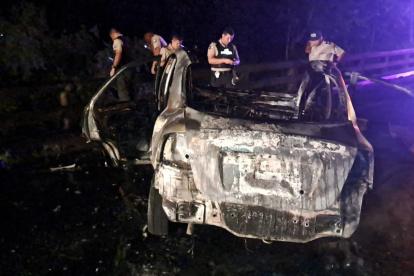 Uno de los carros que explotó en Los Ríos.