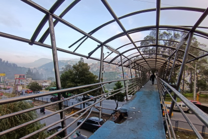 Daños. El paso peatonal de la avenida Rumiñahui que sufrió afectaciones en una parte de su estructura