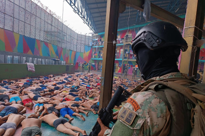 Fotografía cedida hoy por las Fuerzas Armadas de Ecuador que muestra a soldados de Infantería de Marina mientras realizan un operativo tras un motín en la Cárcel Regional del Litoral, en Guayaquil (Ecuador).