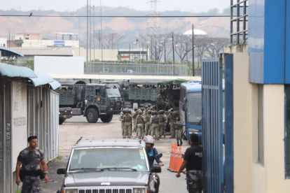Agentes militares y policiales se mantienen presentes en las cárceles de Guayaquil