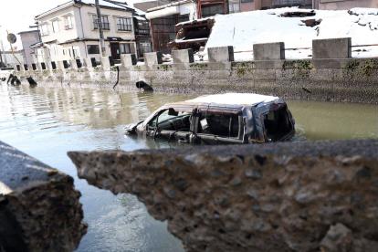 Vista de un automóvil arrastrado por un terremoto en Noto, prefectura de Ishikawa, (Japón), este 9 de enero de 2024.