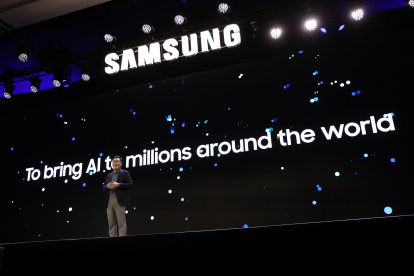 El director ejecutivo de Samsung Electronics, JH Han, habla durante una conferencia de prensa
