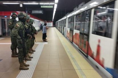 El Metro de Quito permanece militarizado.