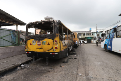 Bus incendiado en la isla trinitaria.