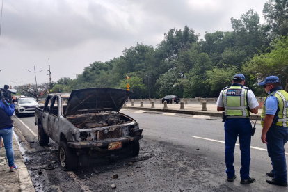 Bomberos sofocaron las llamas del vehículo, la mañana de este martes 9 de enero.