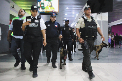 Agentes de la Policía Nacional patrullan el interior del Terminal Terrestre de Guayaquil.