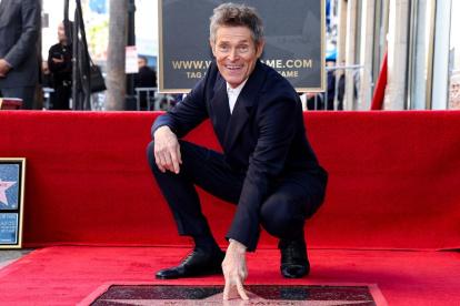 Willem Dafoe presenció con emoción cómo su nombre quedaba inmortalizado en el famoso bulevar. Su trayectoria incluye cuatro nominaciones al Oscar, un premio BAFTA y cuatro Globos de Oro.