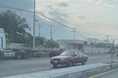 Vehículos pesados se estacionan en plena vía sin espacio de parqueo.