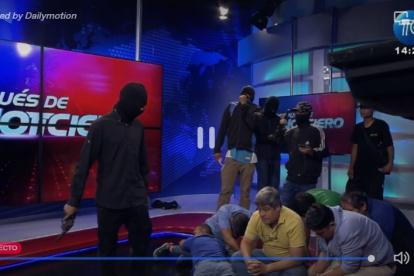 Un grupo de delincuentes ingresa a dos canales de televisión, en pleno programa en vivo.