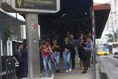 Ciudadanos esperaban por unidades de Metrovía, la tarde de este martes 9 de enero.