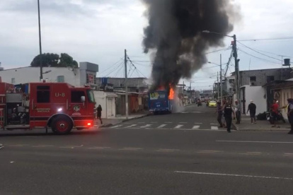 Un bus de transporte público se incendió cerca del Parque Ecológico de Machala