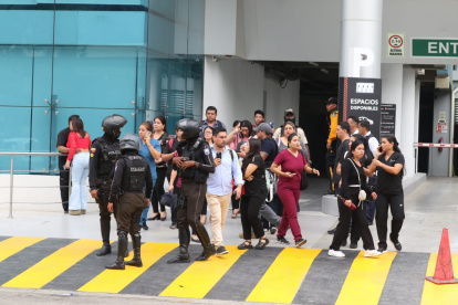 Cuatro de los cinco capturados fueron esposados y subidos a patrullas policiales.